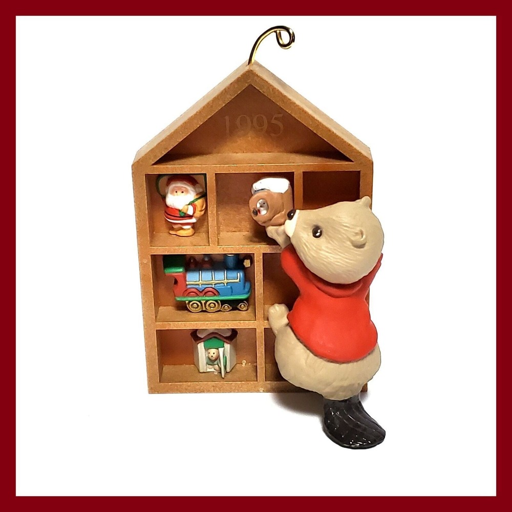 1995 Hallmark Keepsake Ornament Collector's Club Beaver House Display